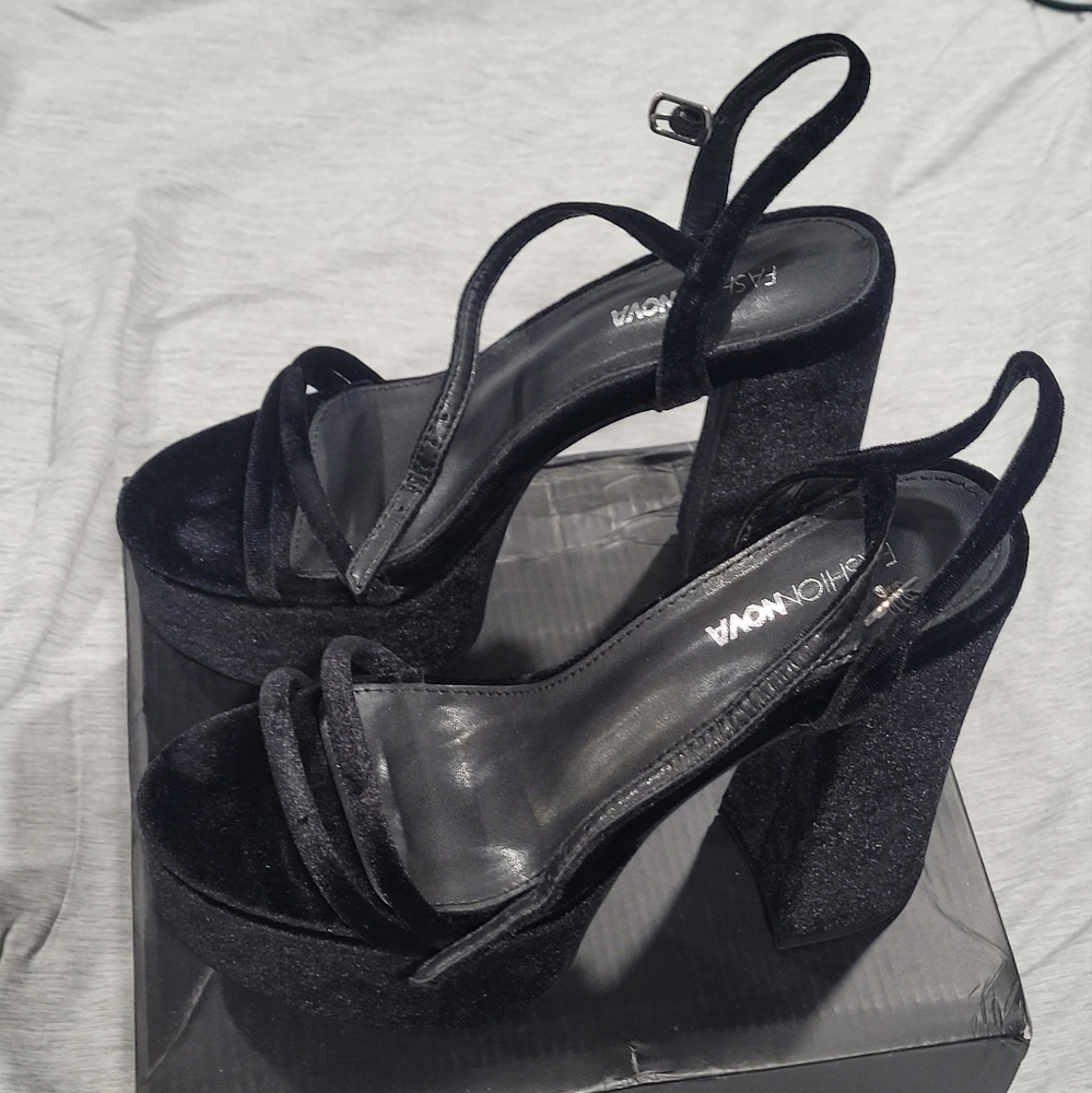 NWT Fashion Nova Platforms Size 6.5